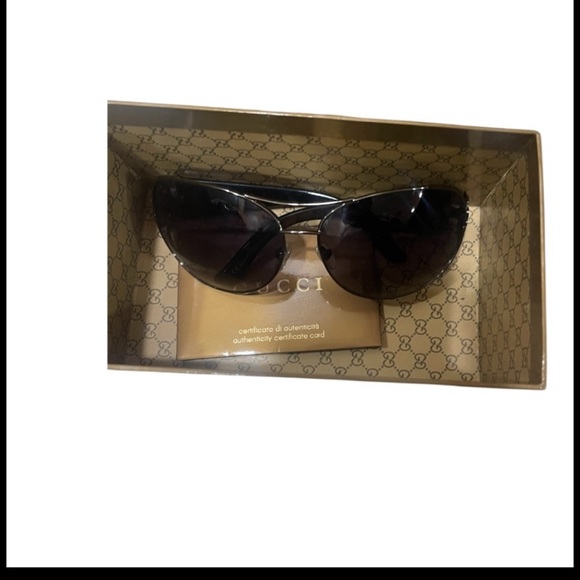 Enter The Customer Appreciation Gucci Sunnies  or PatriciaNash Bag GiveawaySee⬇️ - Picture 5 of 6